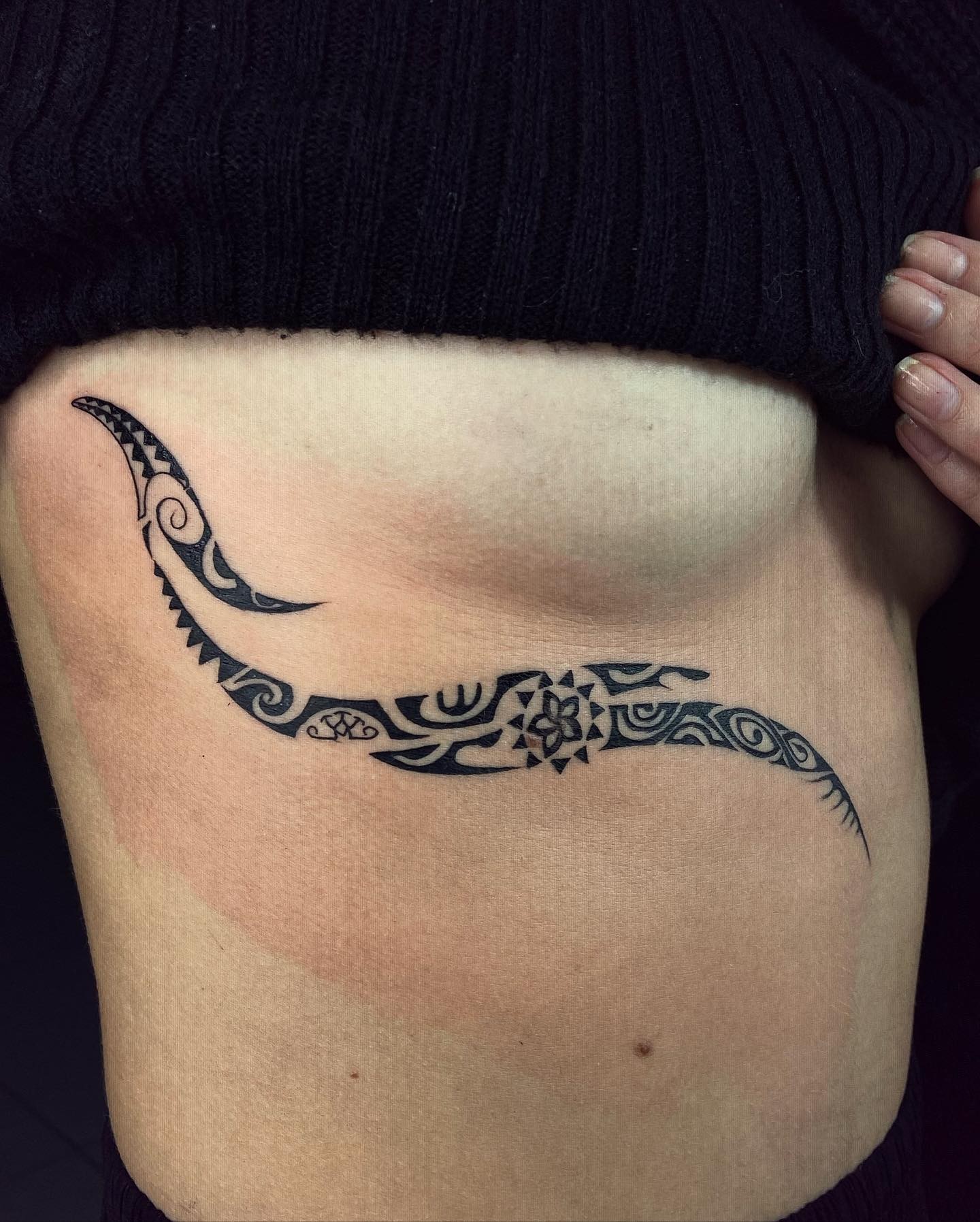 Tatuaje samoano bajo el pecho