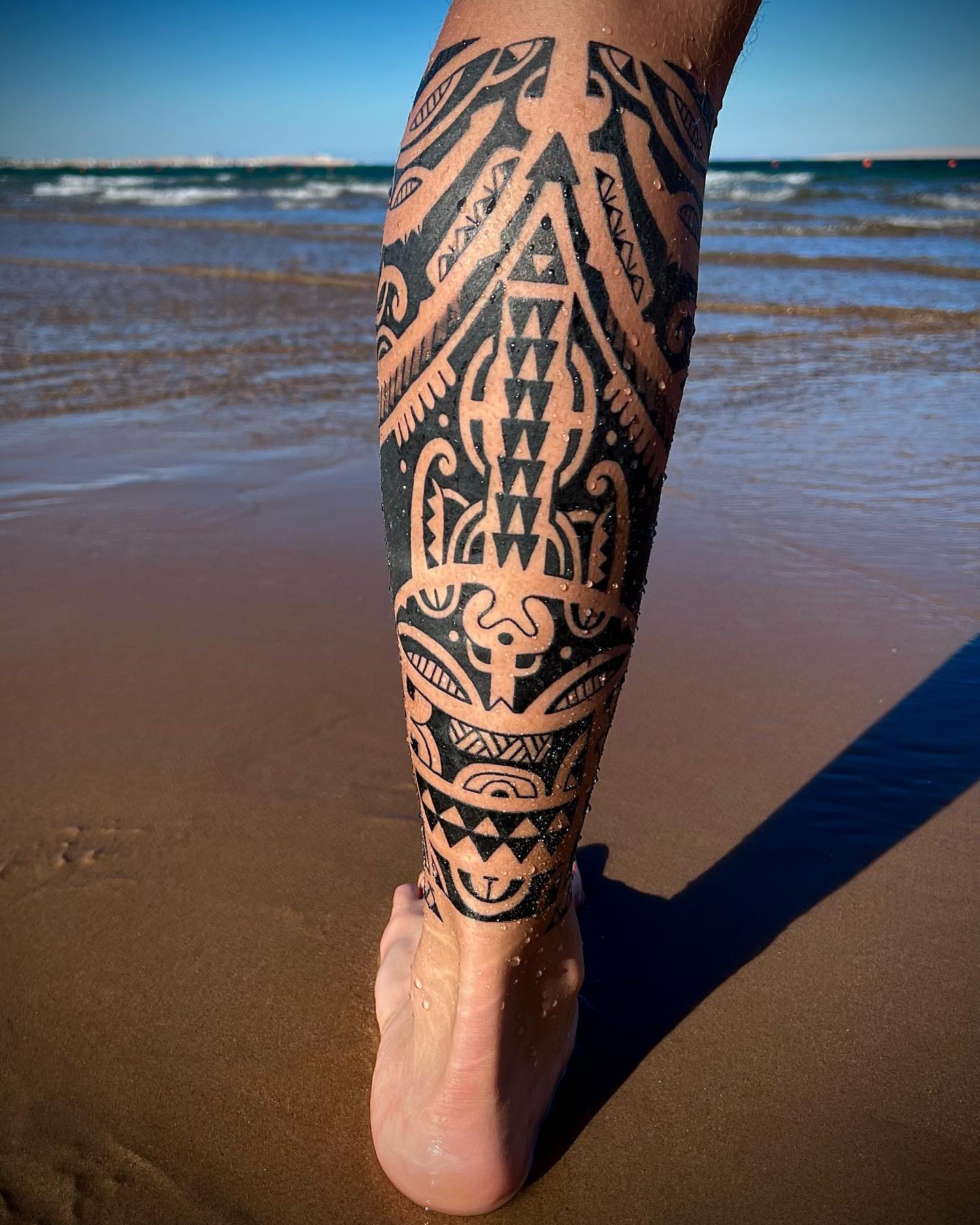 Tatuaje samoano en la pantorrilla