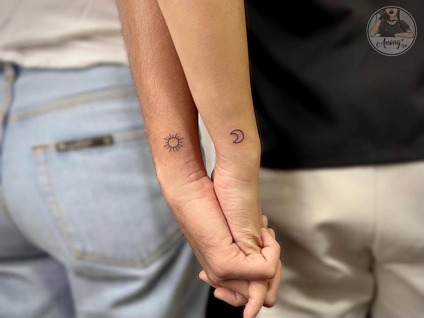 Tatuajes de pareja a juego en la muñeca.