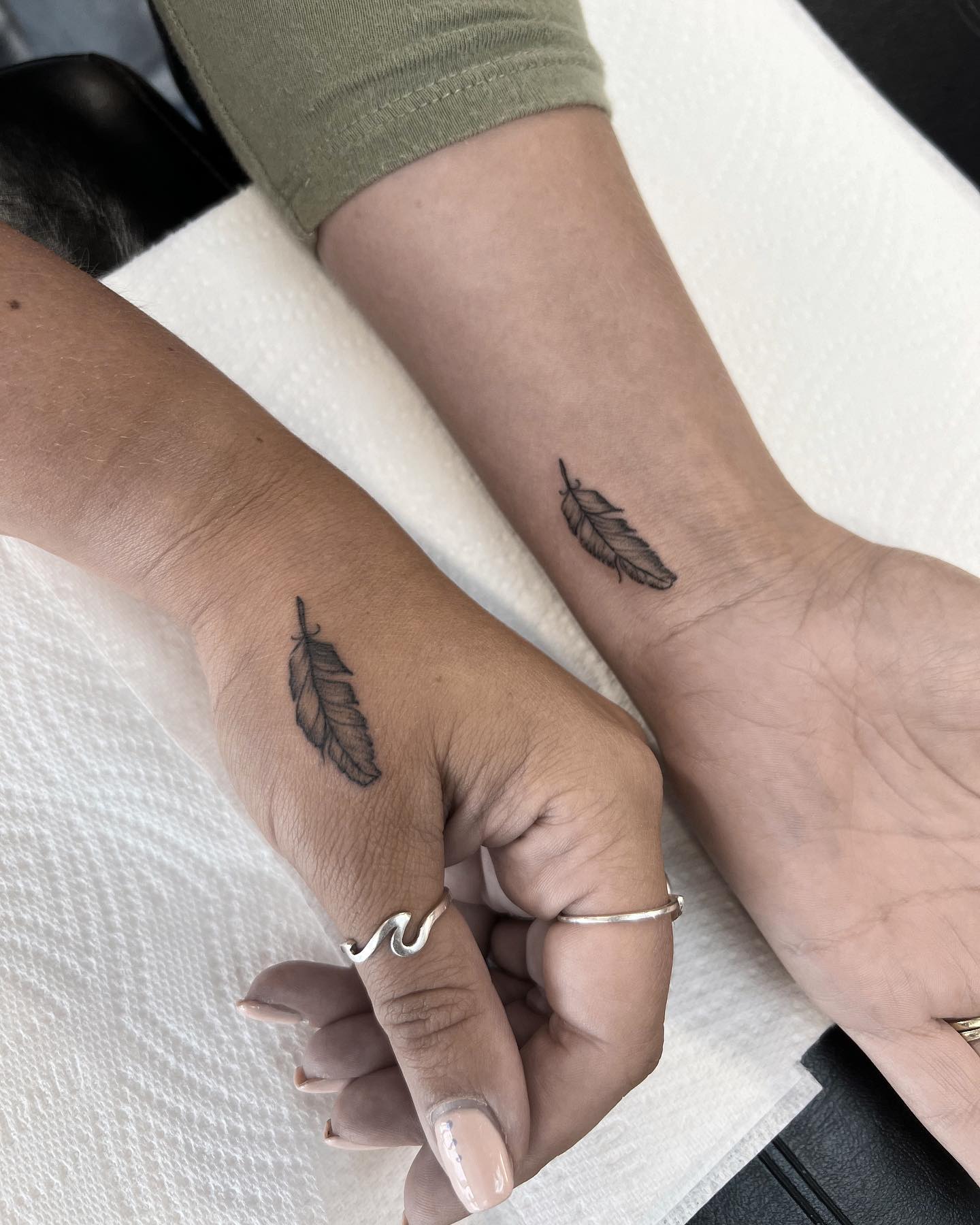 Tatuajes de plumas en pareja.