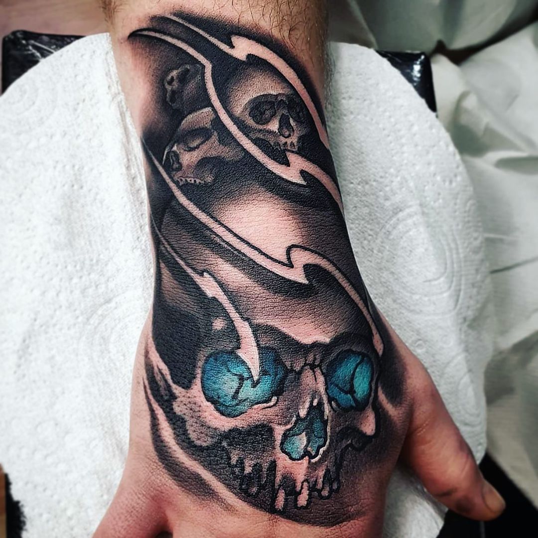 Calavera con Ojos Azules en la Mano