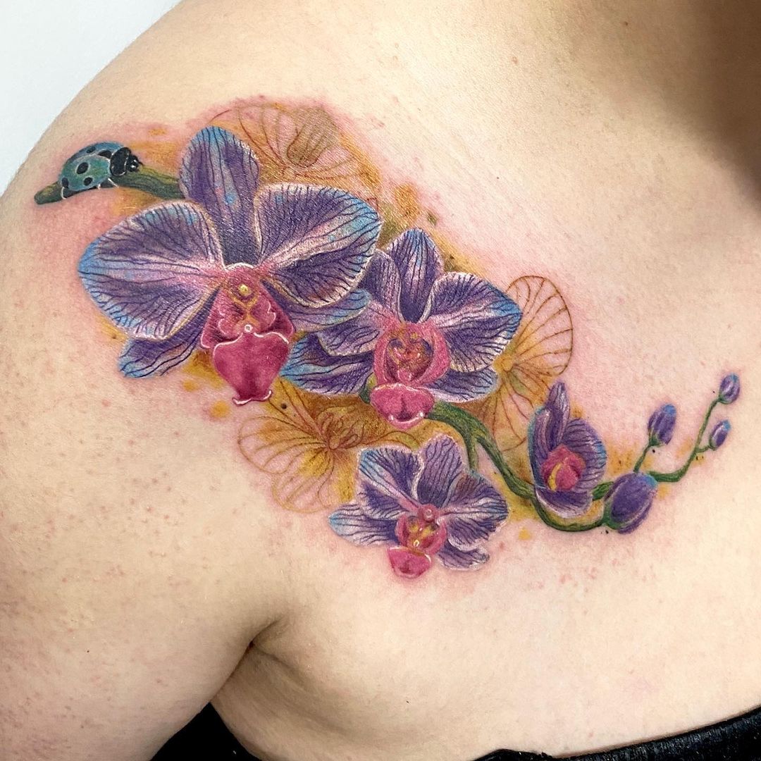 Concepto de Tatuaje de OrquÃdea Fresca en el Pecho