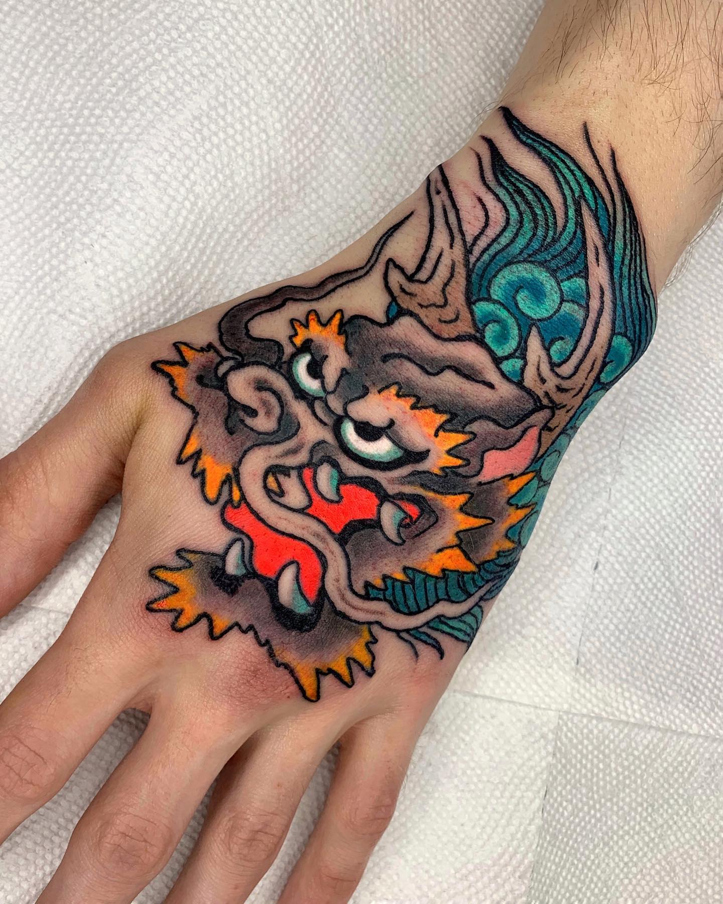 Diseño de dragón al estilo vieja escuela en la mano
