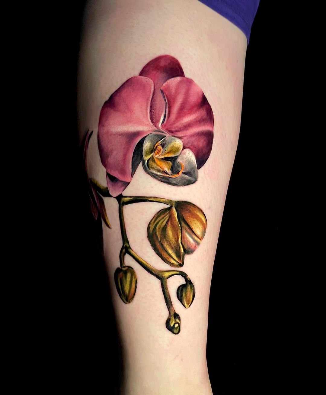 Diseño de tatuaje de orquÃdea rosa brillante.