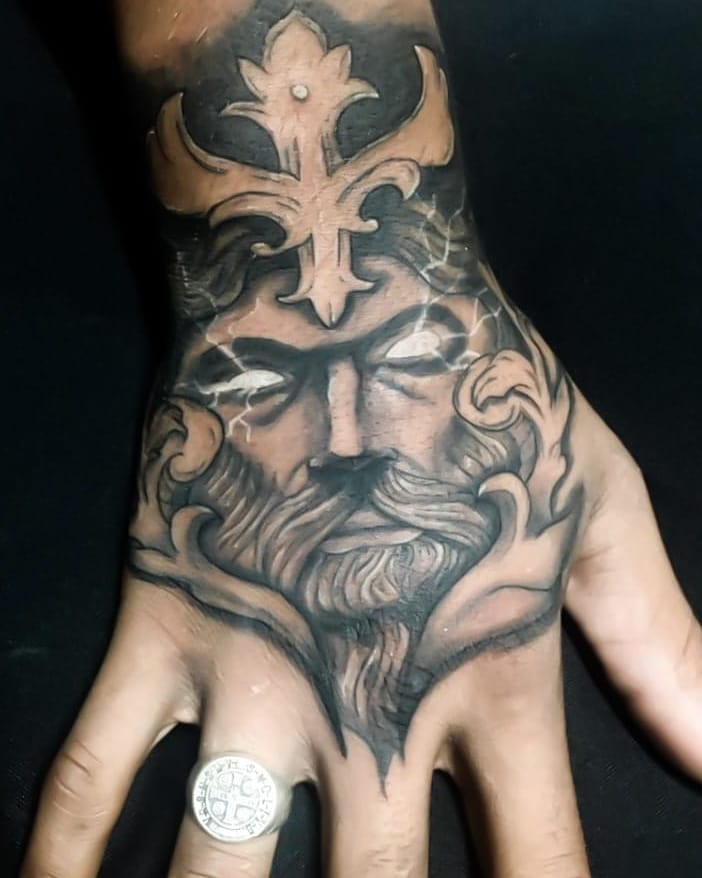 Diseño de un Dios Griego en la mano.