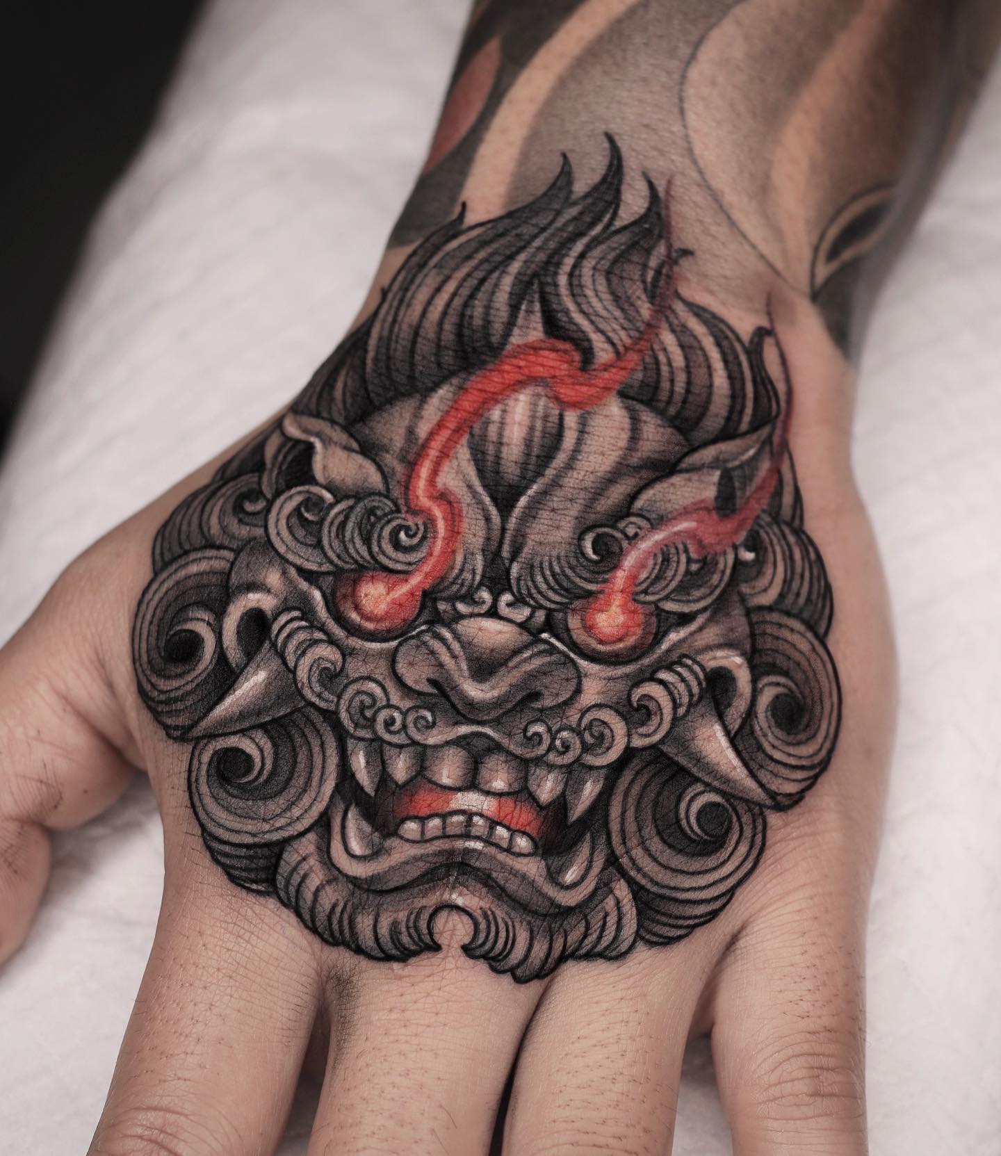 Diseño salvaje de un perro foo en la mano.