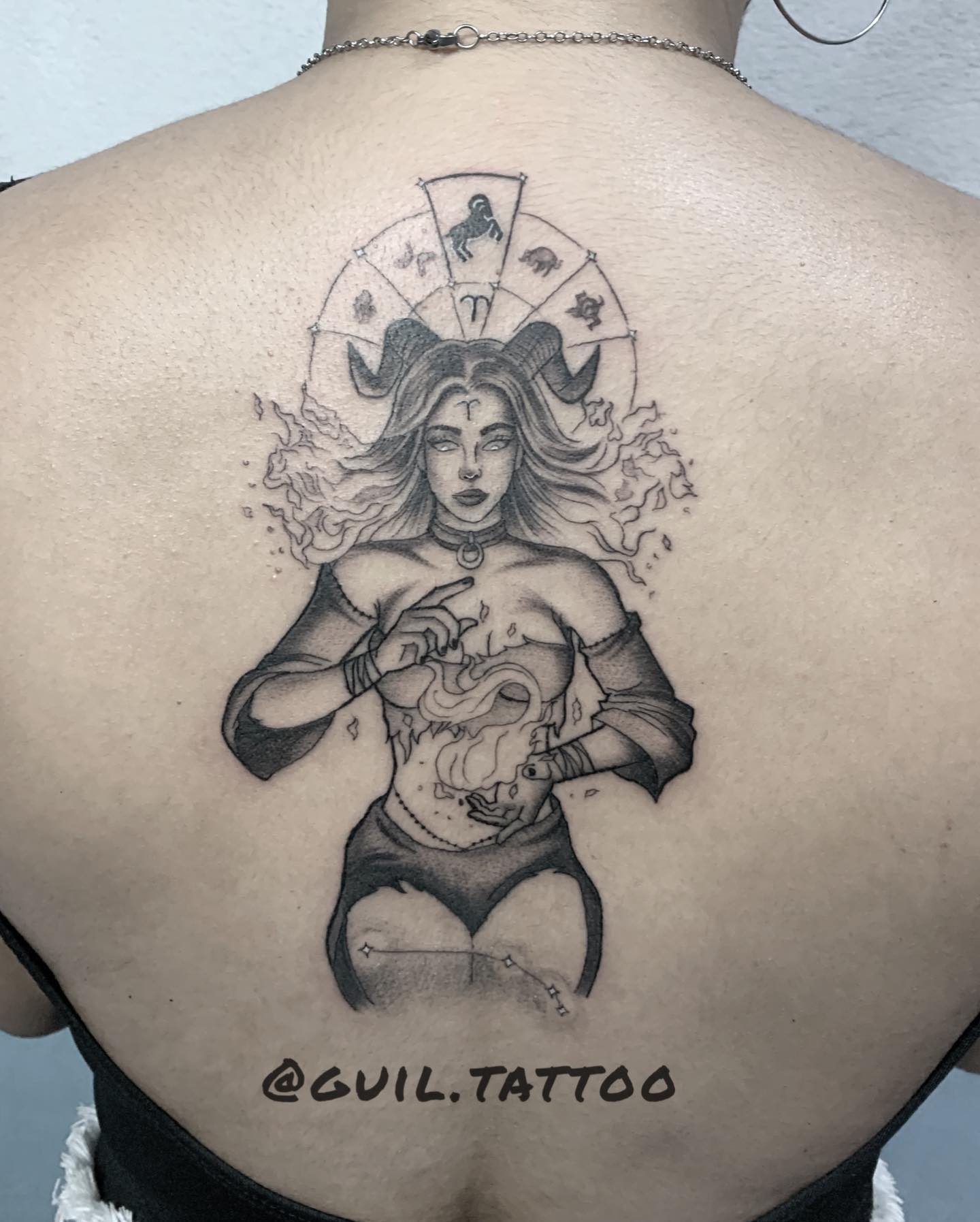 Geniales tatuajes de Aries con tinta negra fría.