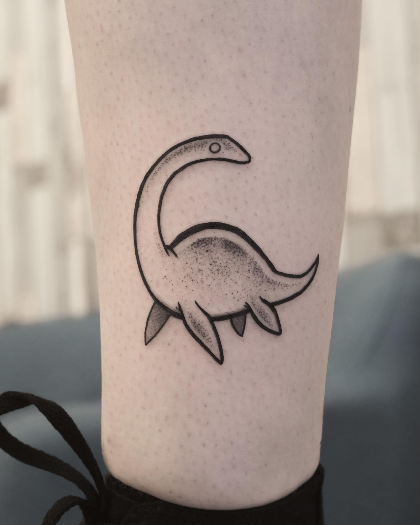 Impresión de tatuaje de pequeño dinosaurio