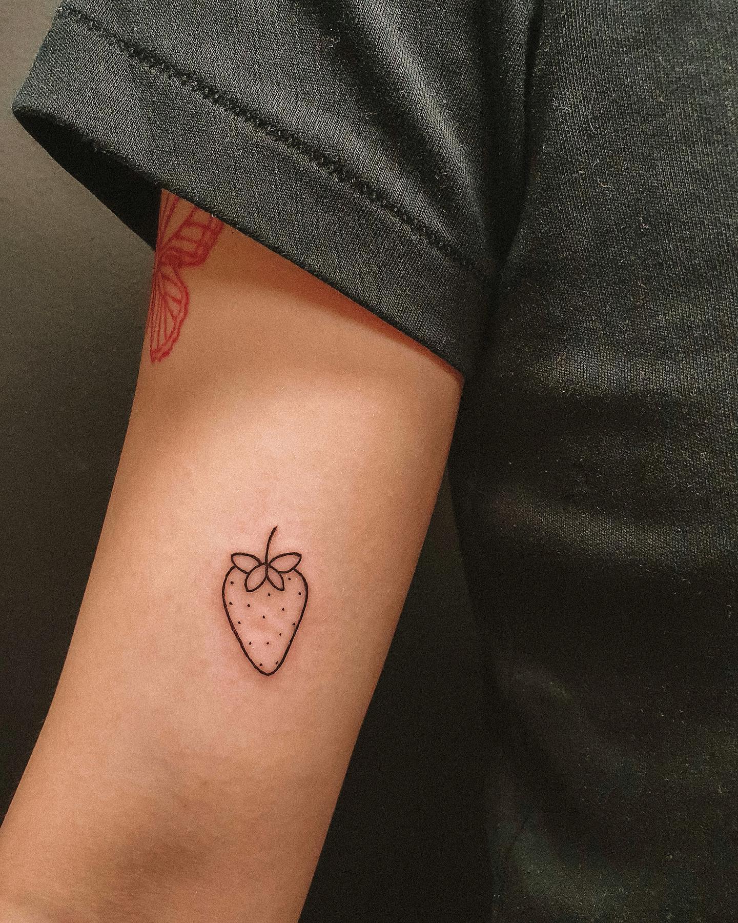 Pequeño tatuaje de serpiente en la oreja