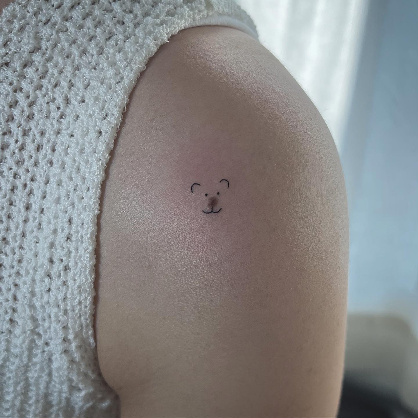 Pequeño tatuaje en el dedo