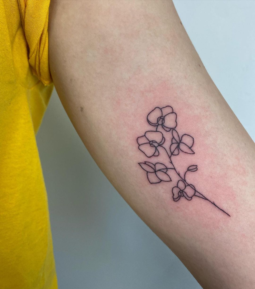 Pequeño y elegante tatuaje de orquÃdea.