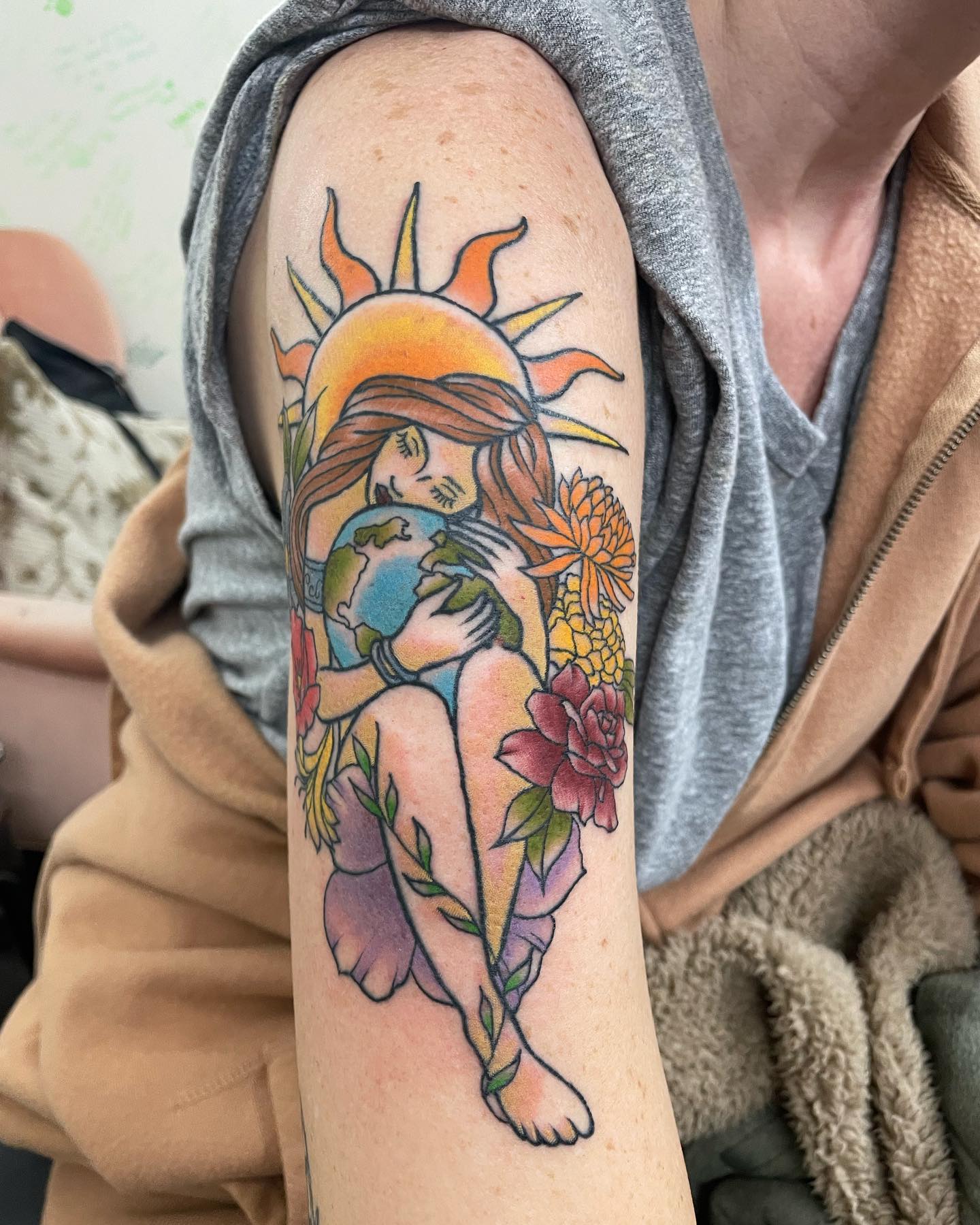 Tatuaje colorido en el hombro