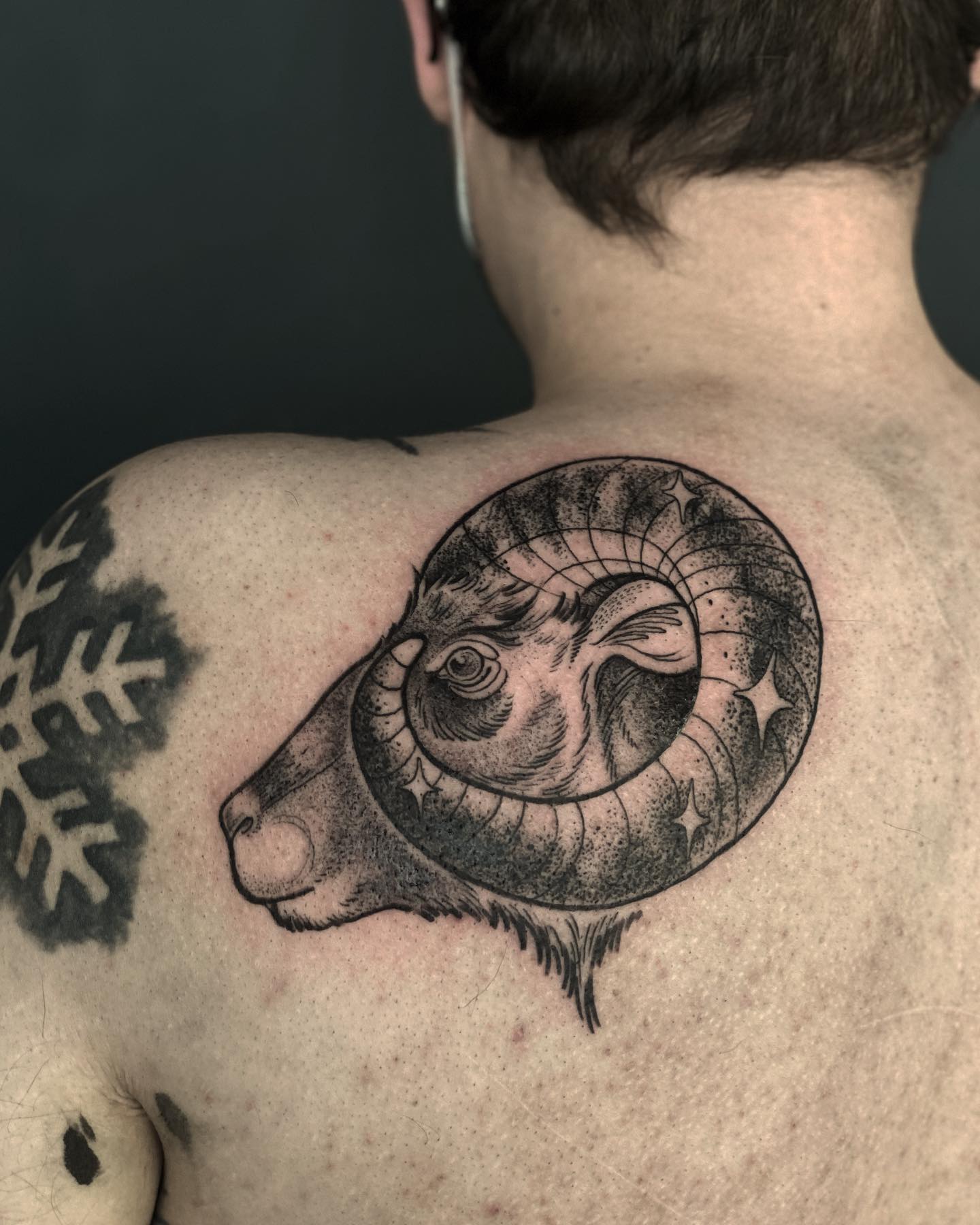 Tatuaje de Aries en la espalda
