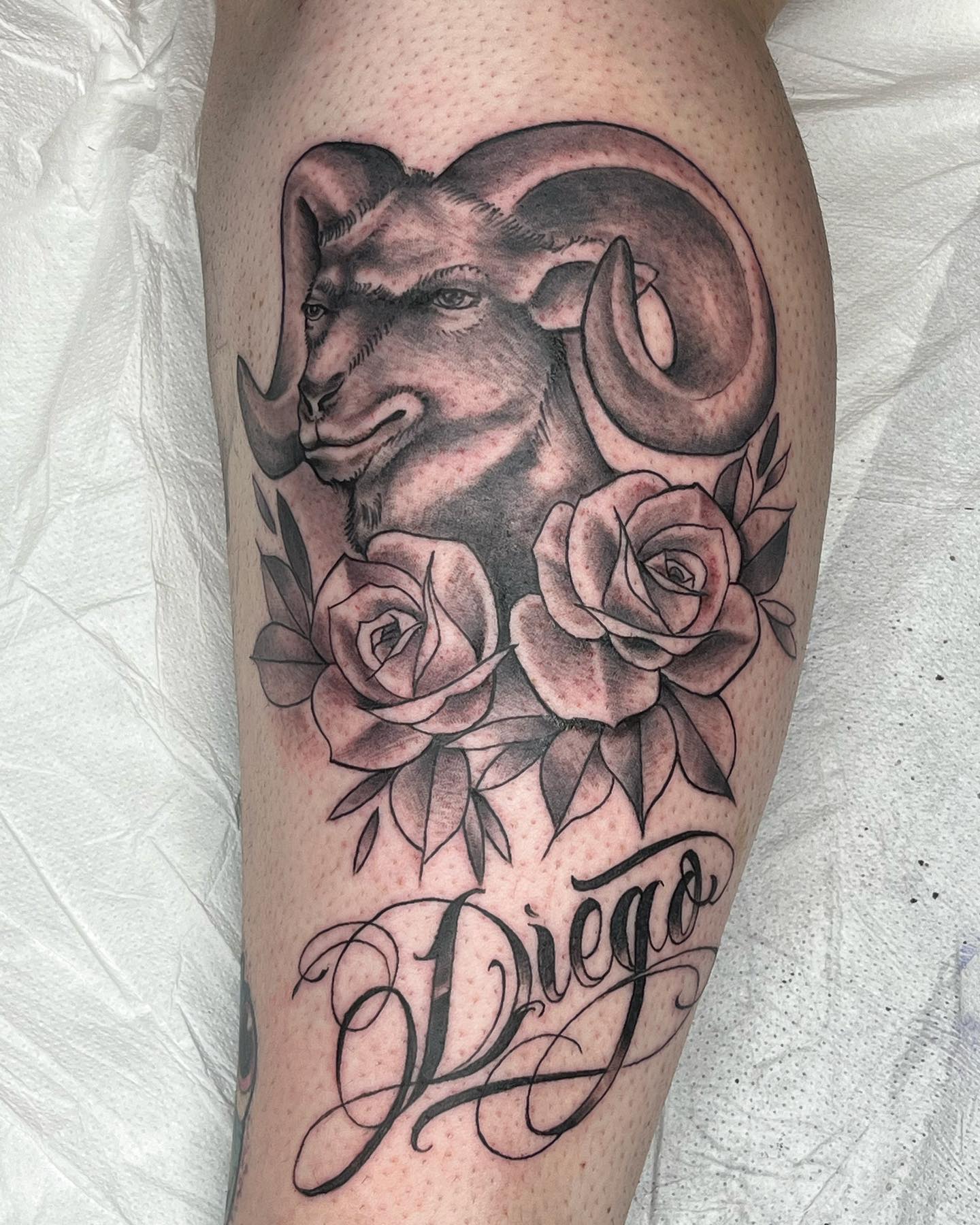 Tatuaje de Aries y Rosa