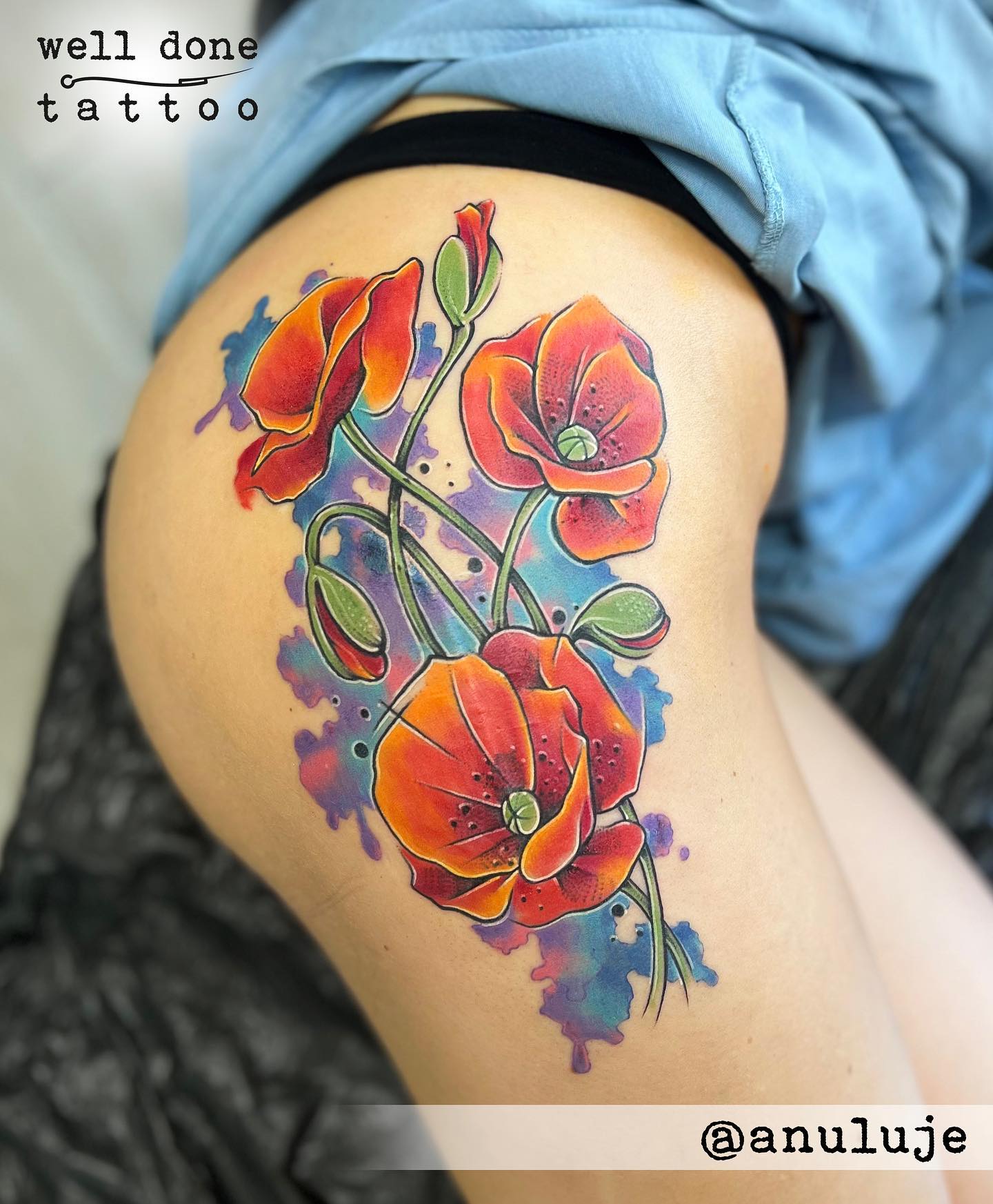 Tatuaje de Cadera de Amapola Roja Brillante