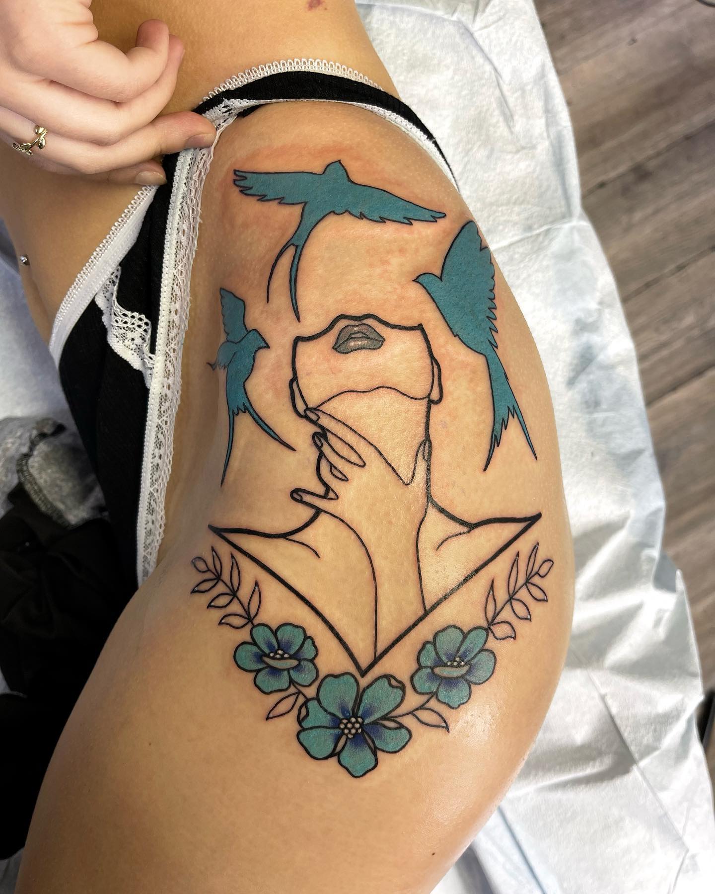 Tatuaje de cadera de arte abstracto
