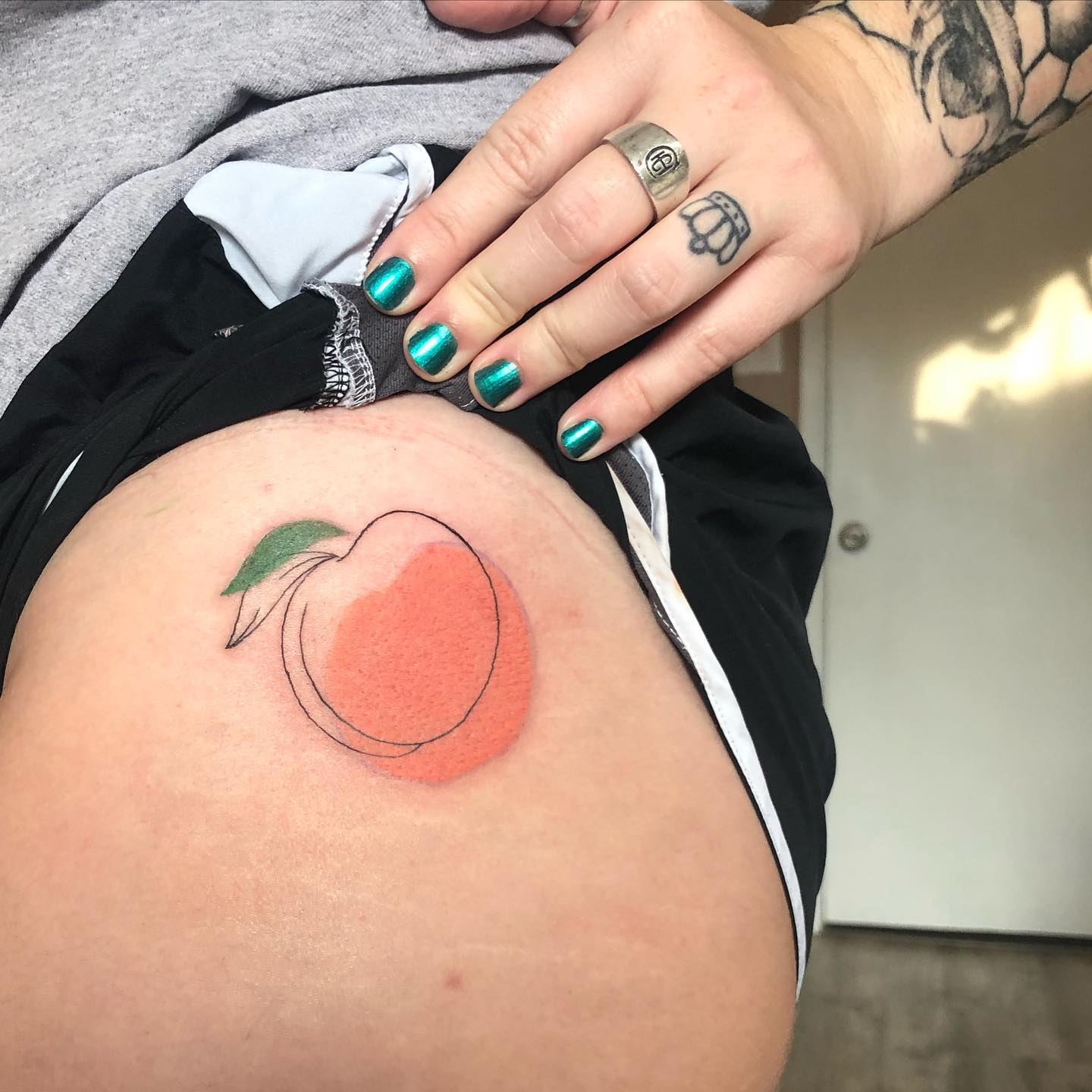 Tatuaje de cadera de durazno