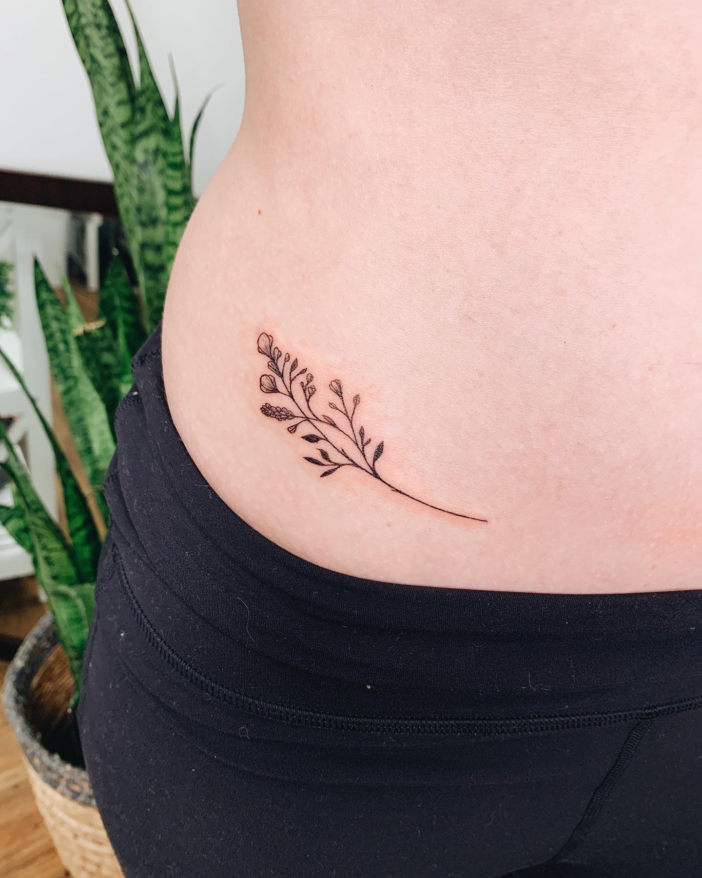 Tatuaje de cadera de hoja pequeña