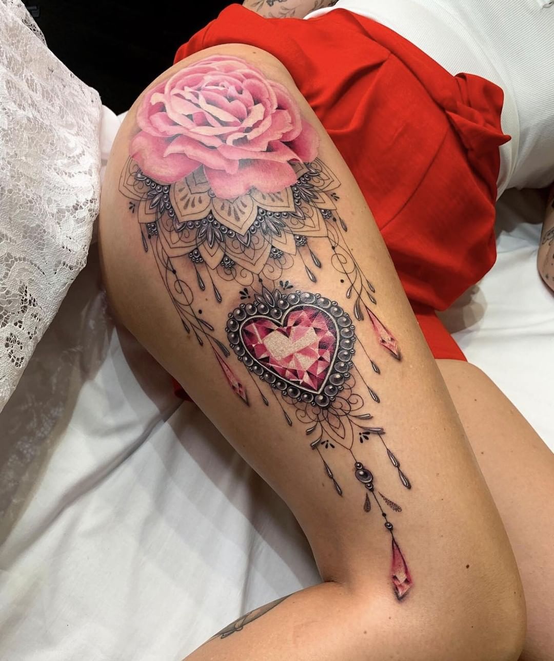 Tatuaje de cadera de mandala colorido
