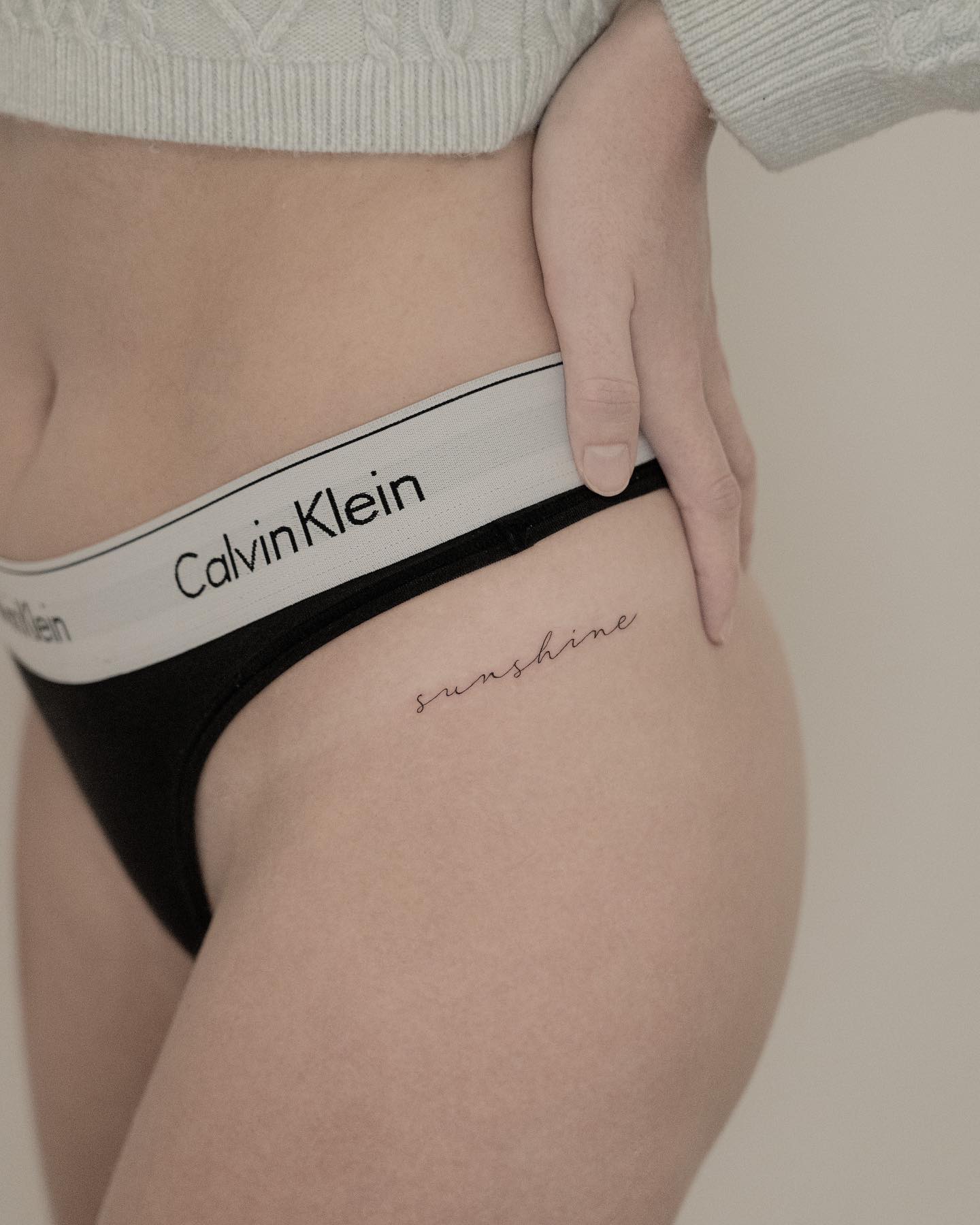 Tatuaje de cadera de una palabra