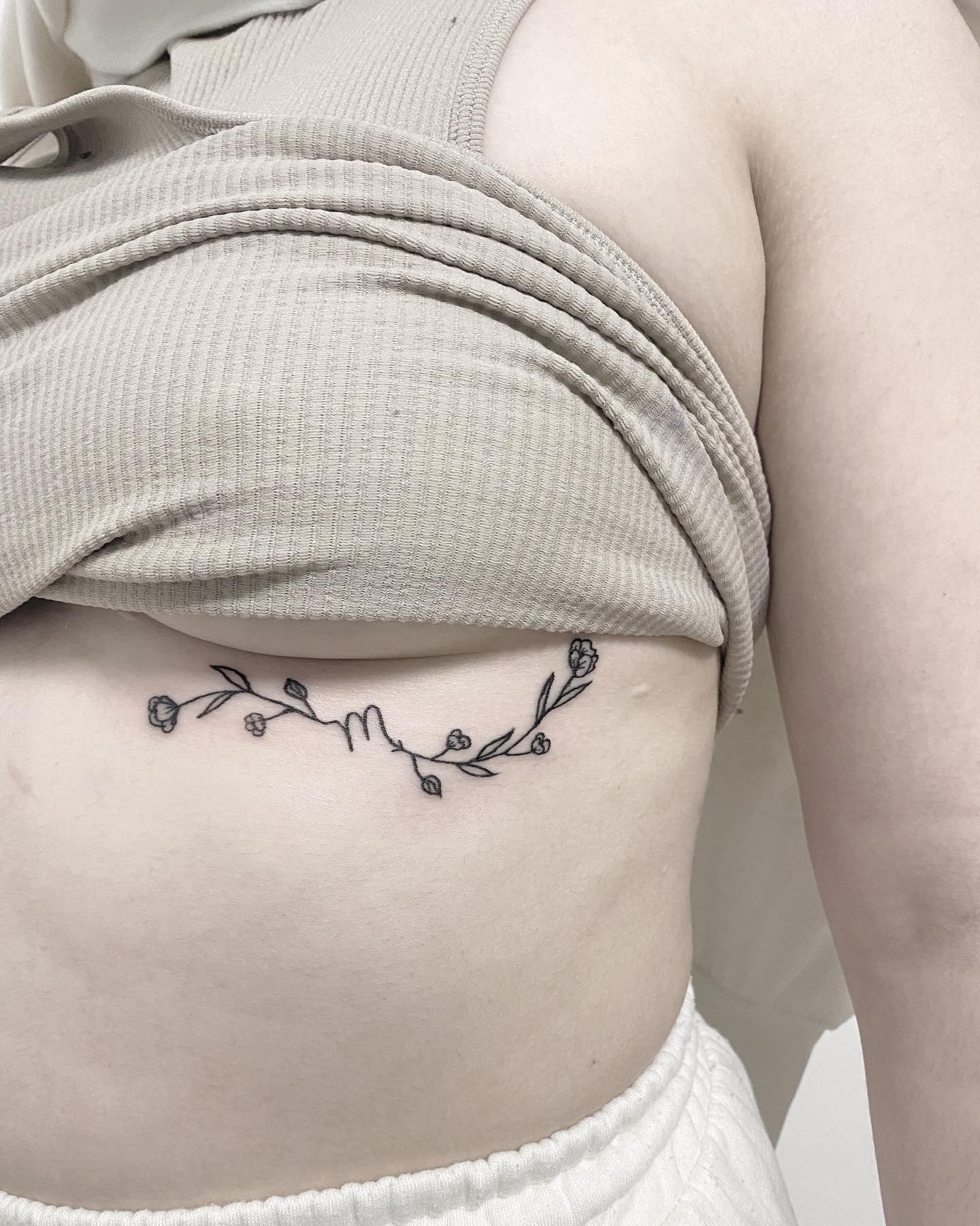 Tatuaje de cruz en el cuello