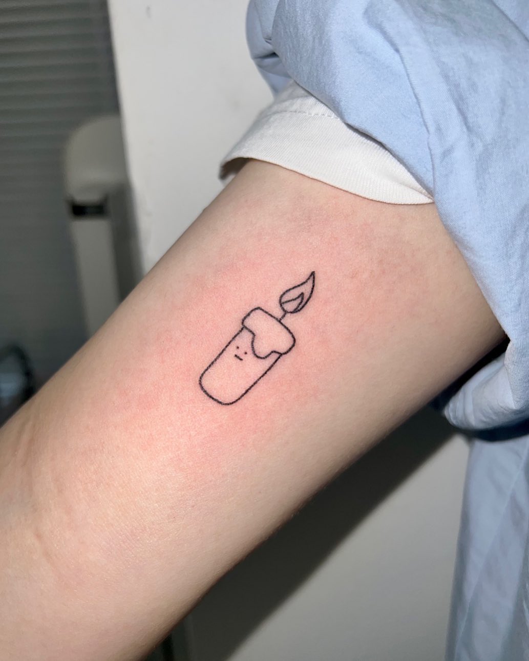 Tatuaje de dinosaurio cachorro colorido.