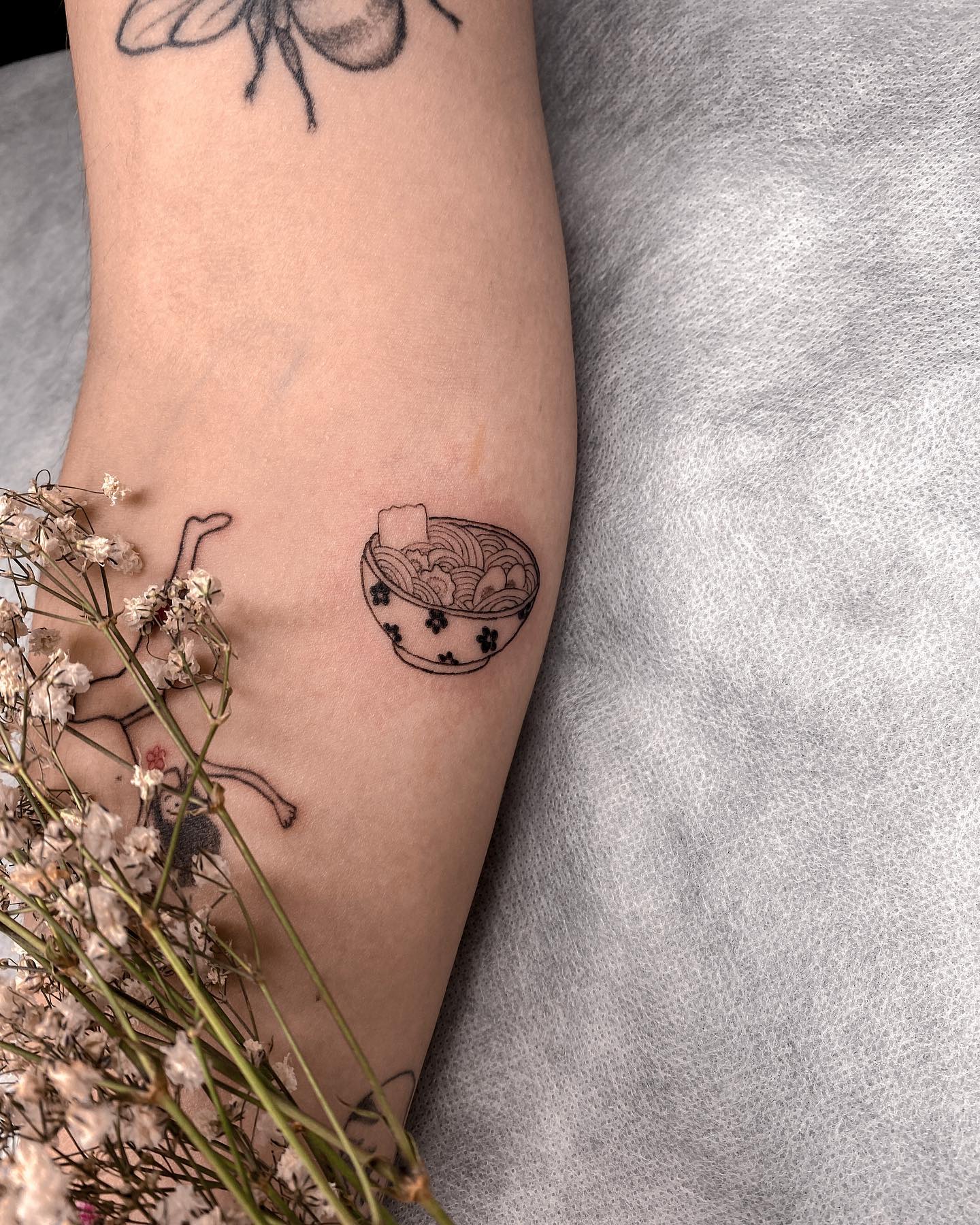 Tatuaje de Dragón de Puntos Pequeños