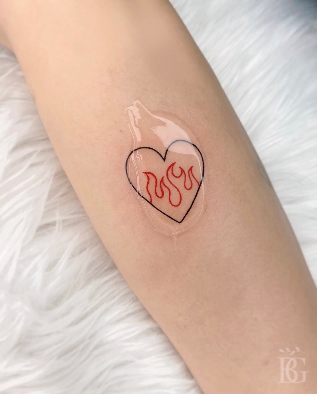 Tatuaje de gato con líneas finas.