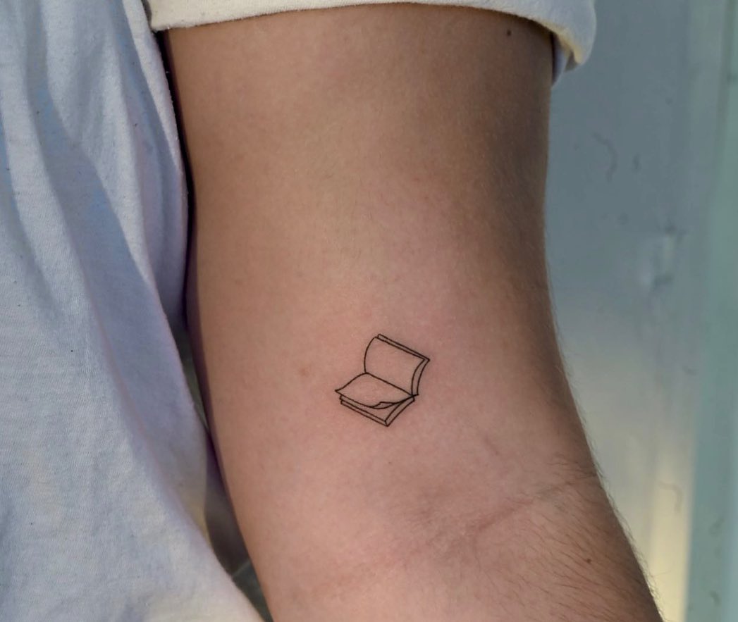 Tatuaje de libro pequeño.