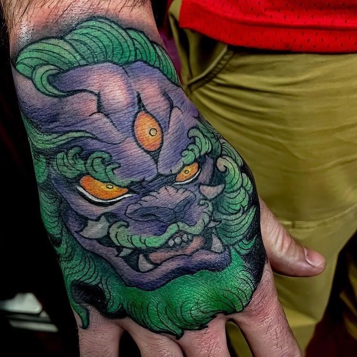 Tatuaje de mano al estilo japonés