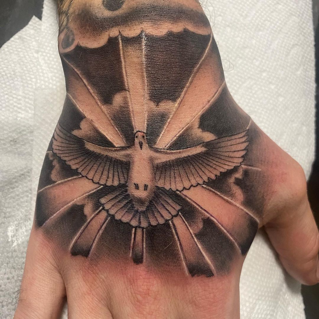Tatuaje de mano de paloma