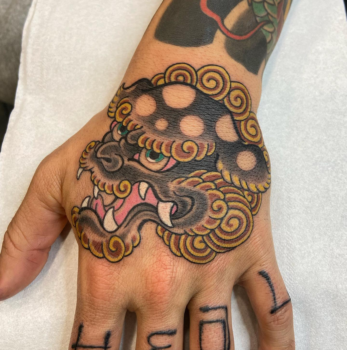 Tatuaje de mano de perro Foo