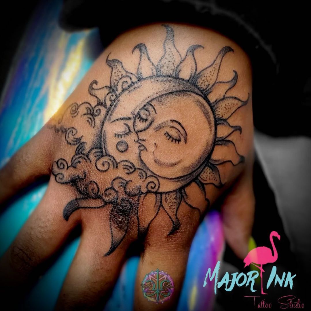 Tatuaje de mano de sol y luna