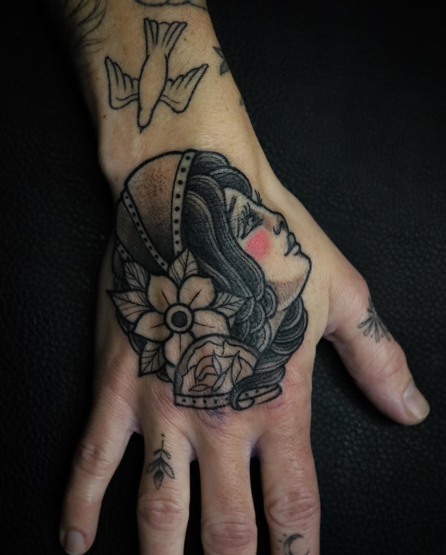 Tatuaje de mano gitana