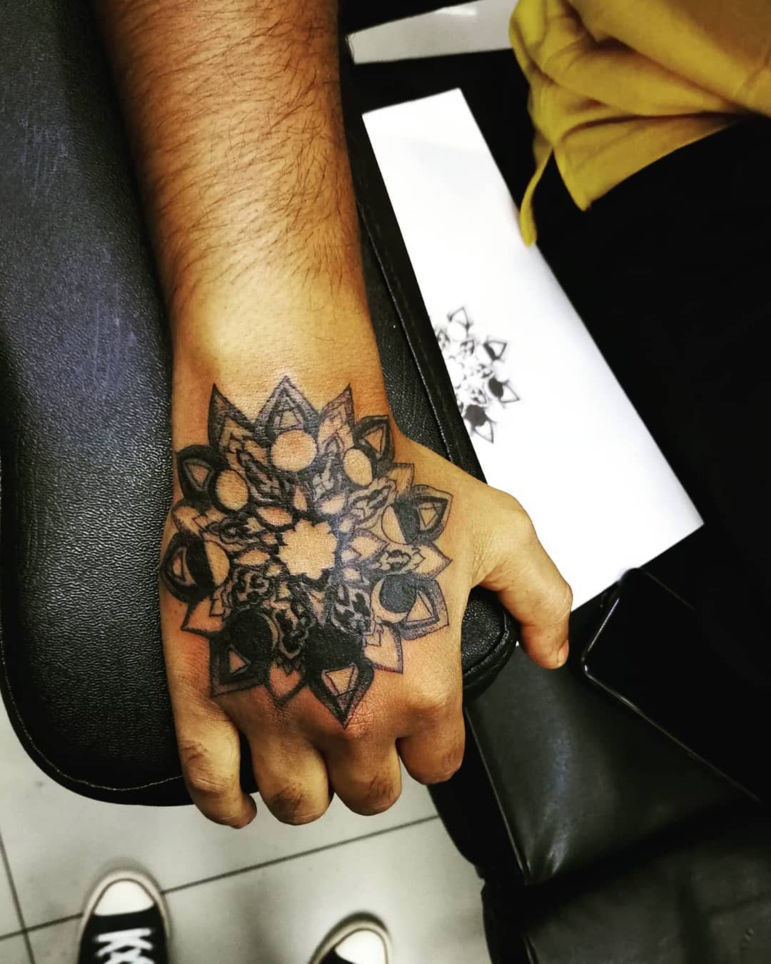 Tatuaje de mano mandala