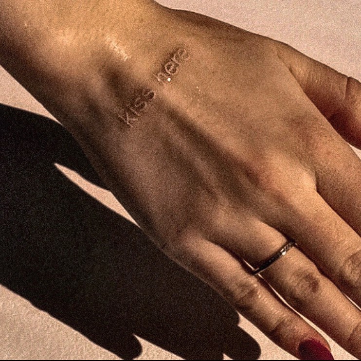 Tatuaje de mano minimalista