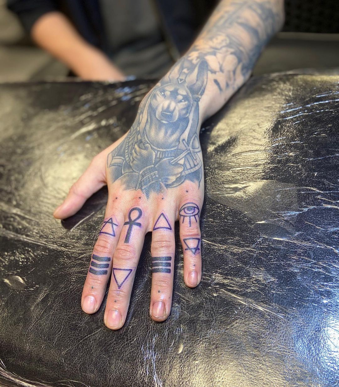 Tatuaje de Mano Mitológica