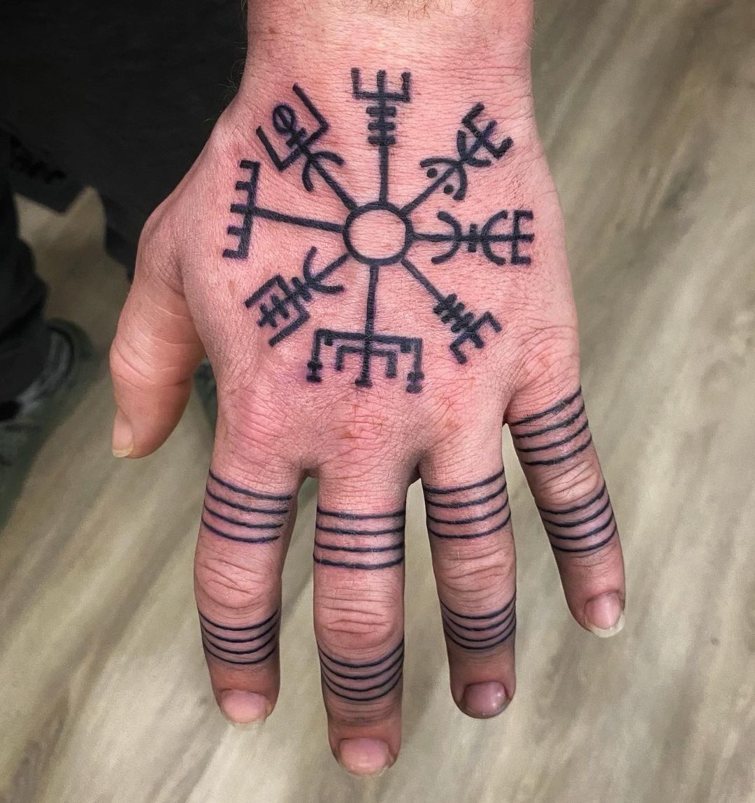 Tatuaje de mano nórdica