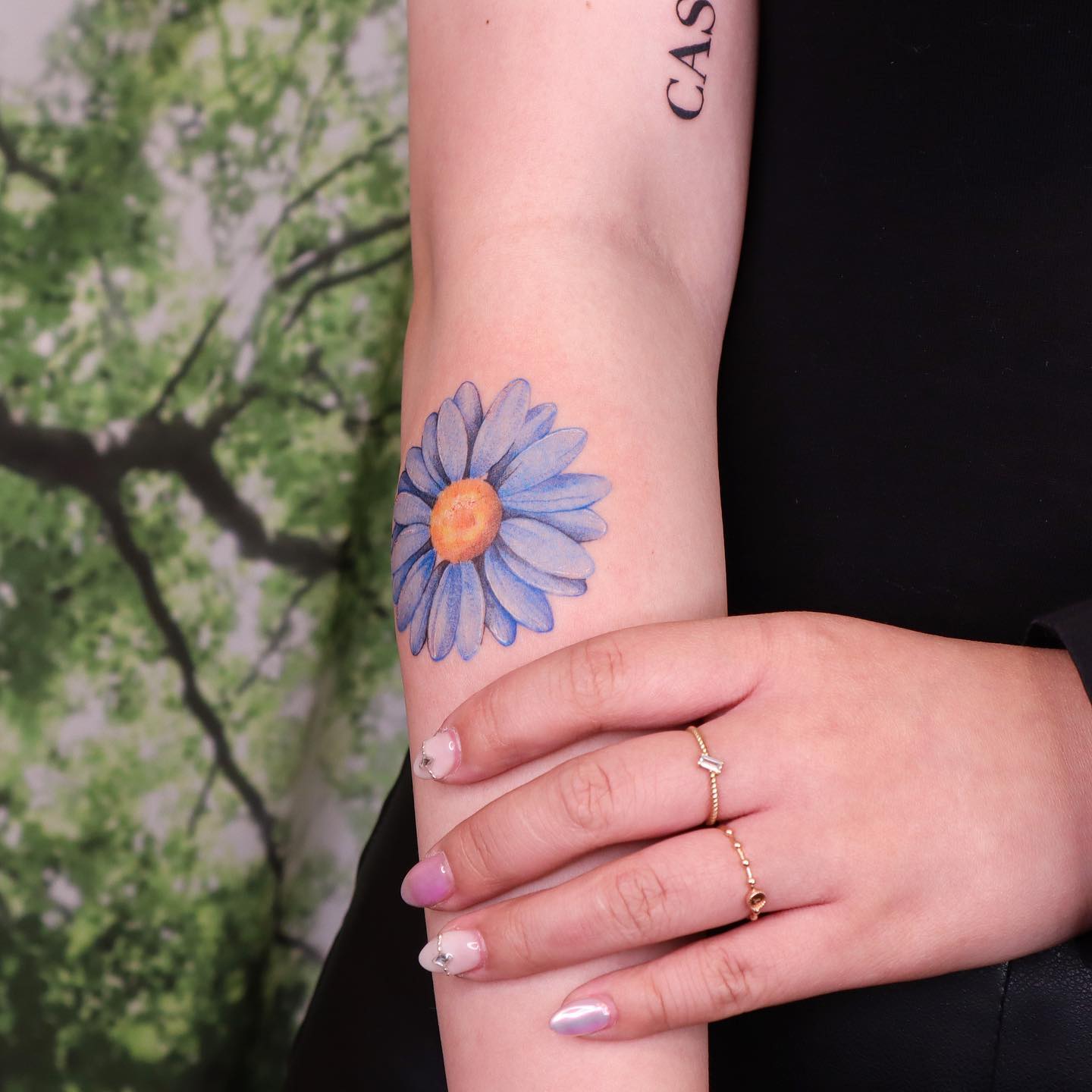 Tatuaje de Margarita Azul Claro