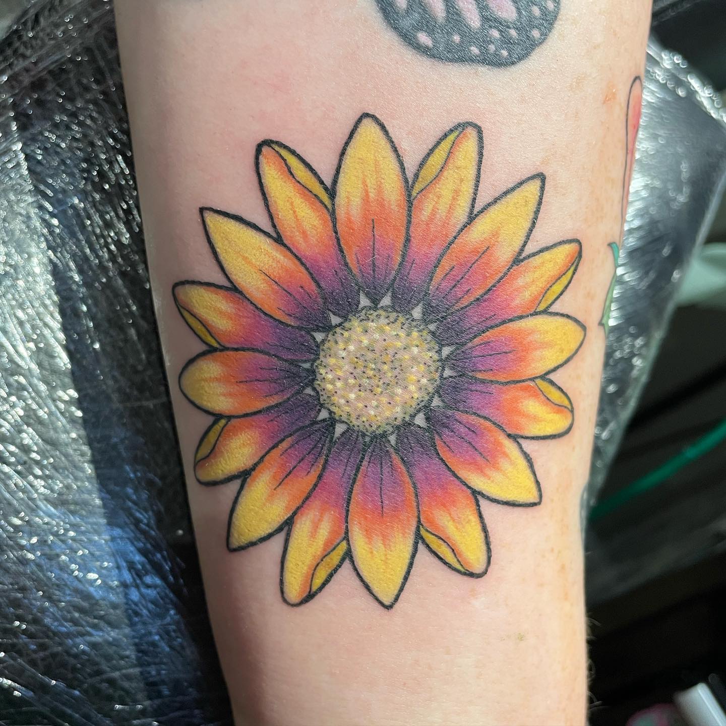 Tatuaje de Margarita Colorido y Luminoso