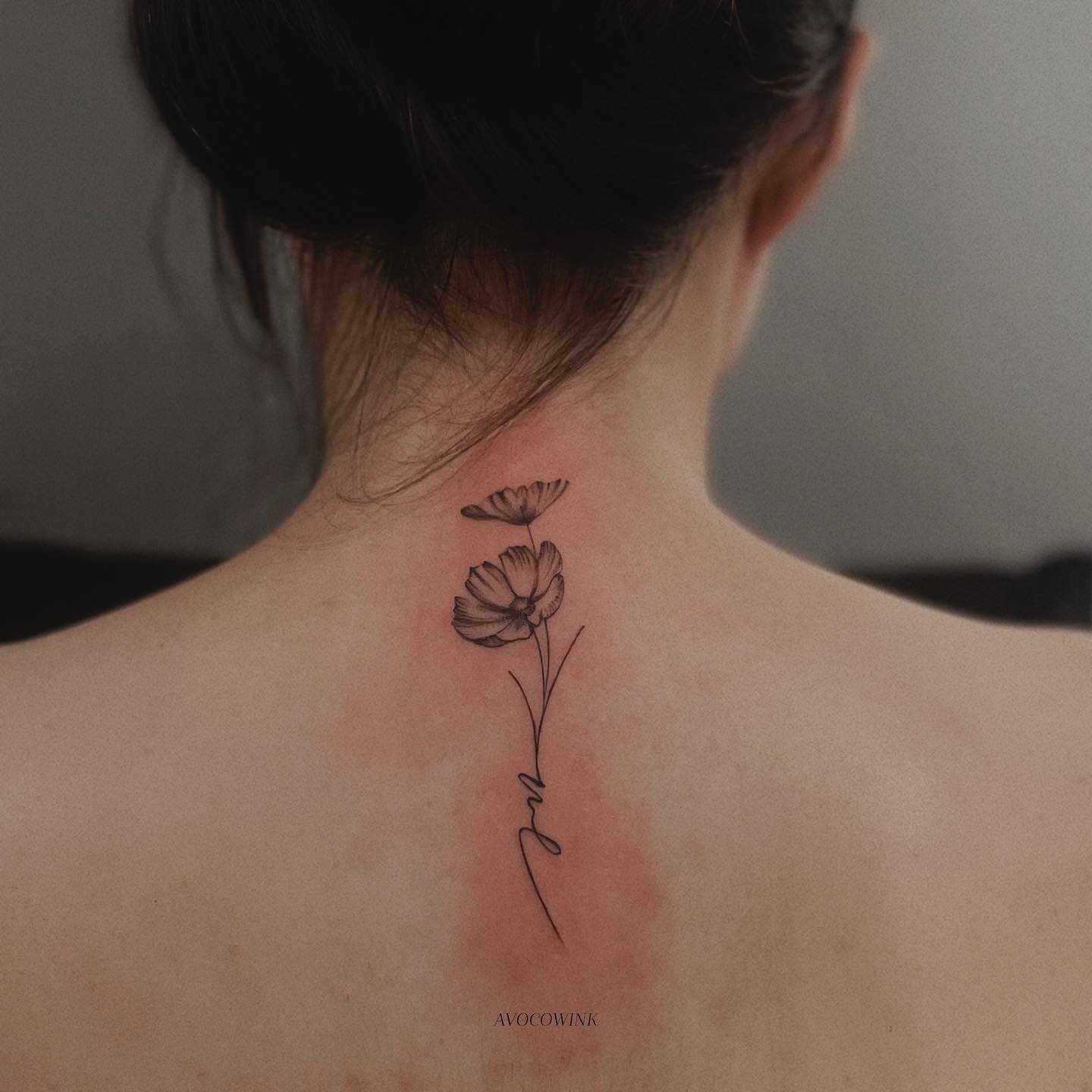Tatuaje de margarita fresca en la espalda