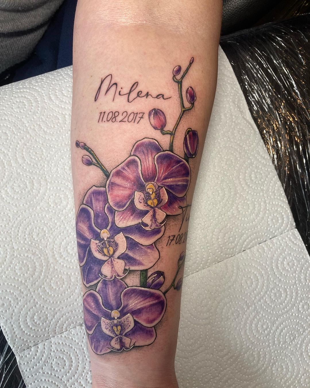 Tatuaje de orquÃdea con impresión de nombre.