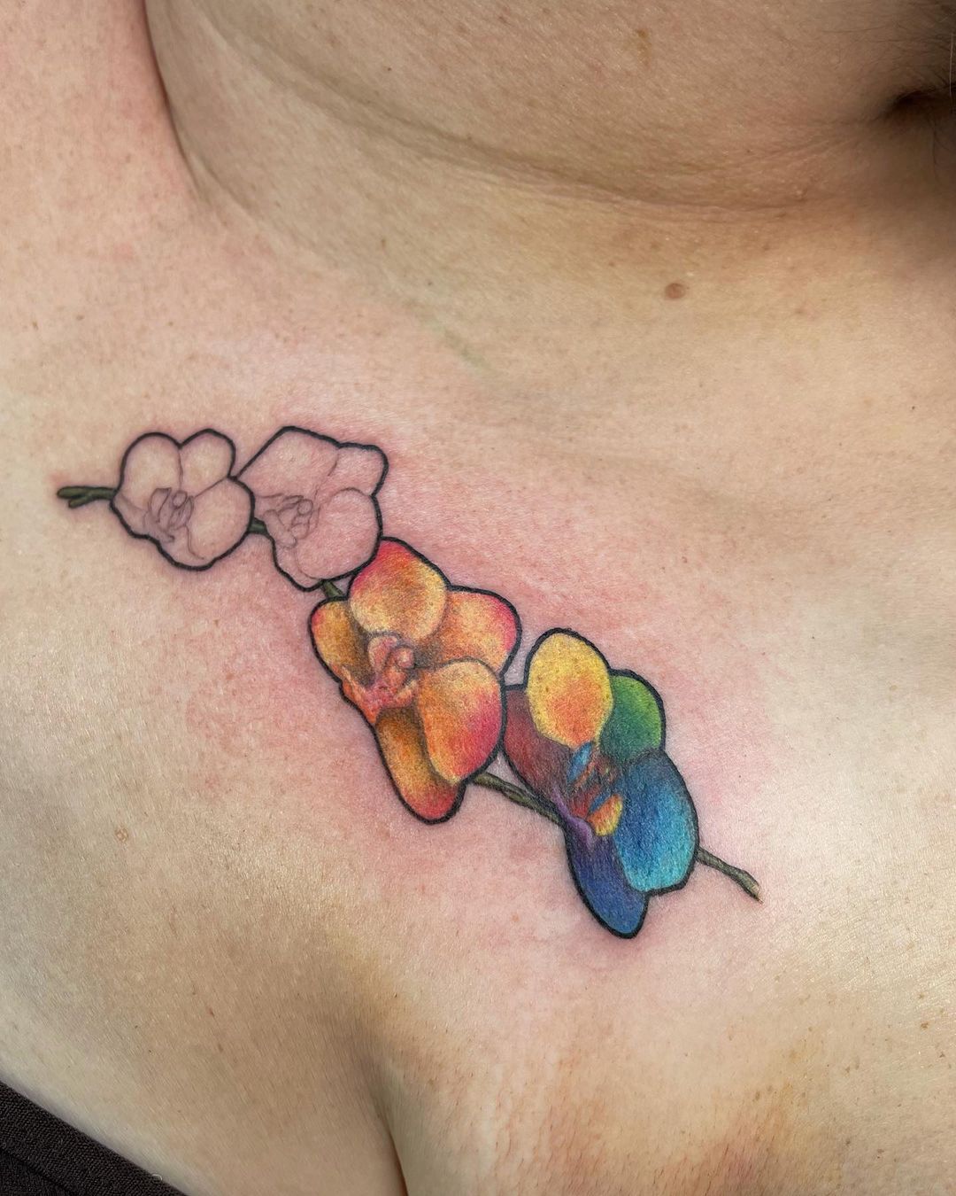 Tatuaje de orquÃdea en cofre colorido