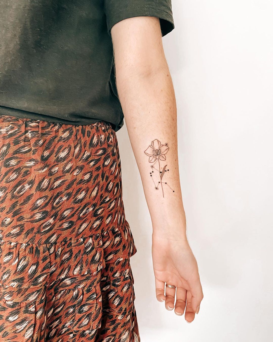 Tatuaje de OrquÃdea en el brazo con Tinta Negra.