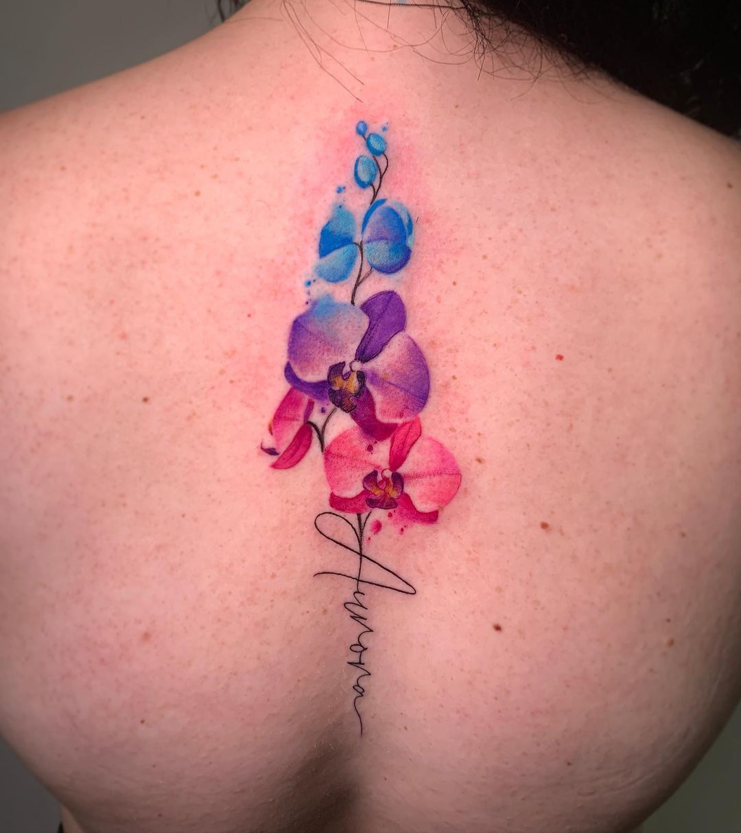 Tatuaje de orquÃdea en la espalda femenina