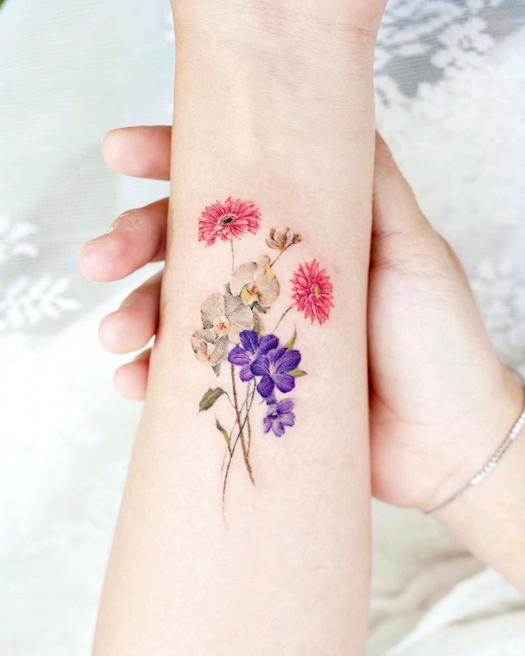 Tatuaje de orquÃdea en la muñeca