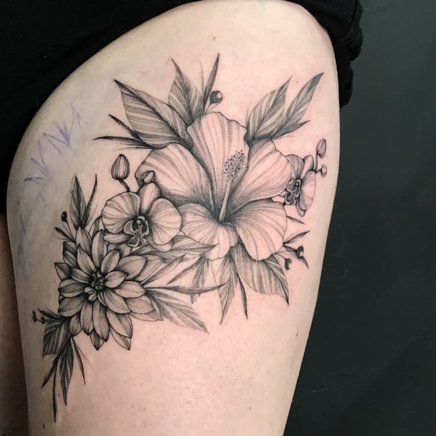 Tatuaje de orquÃdea en muslo grande