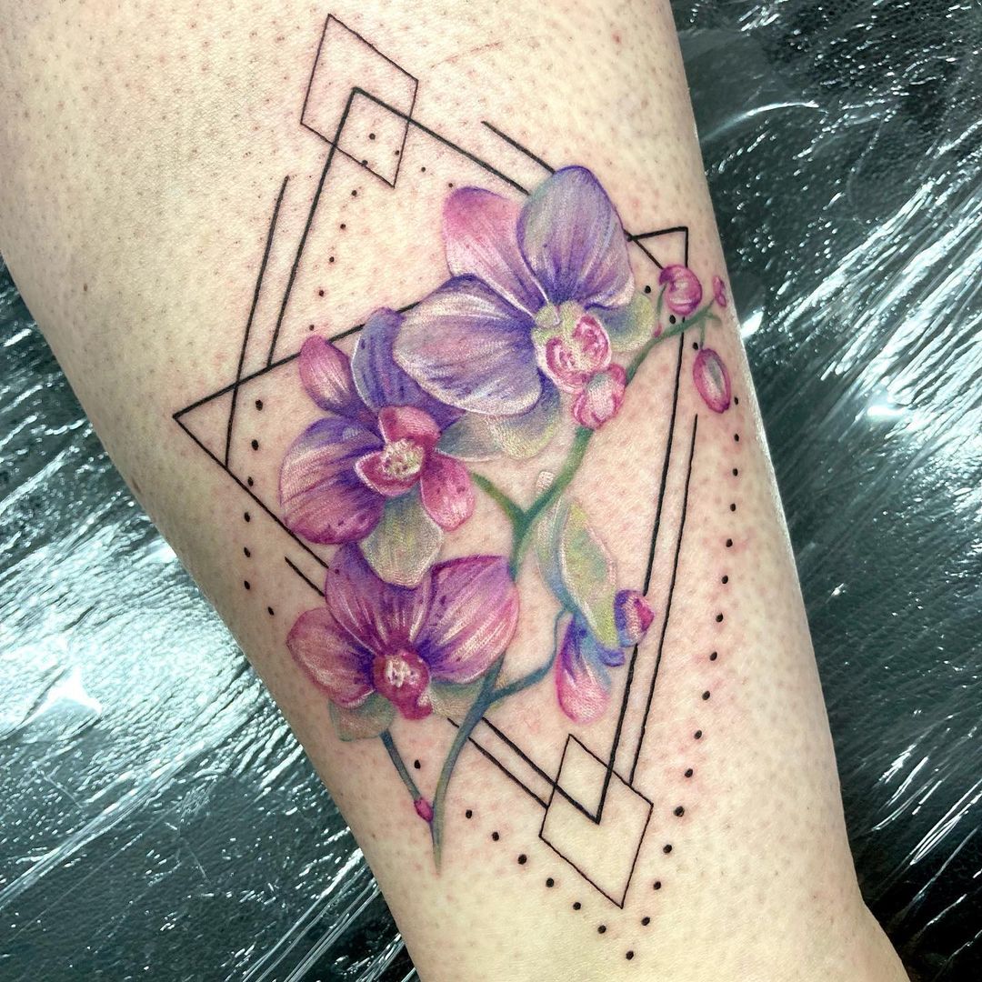 Tatuaje de orquÃdea geométrica.