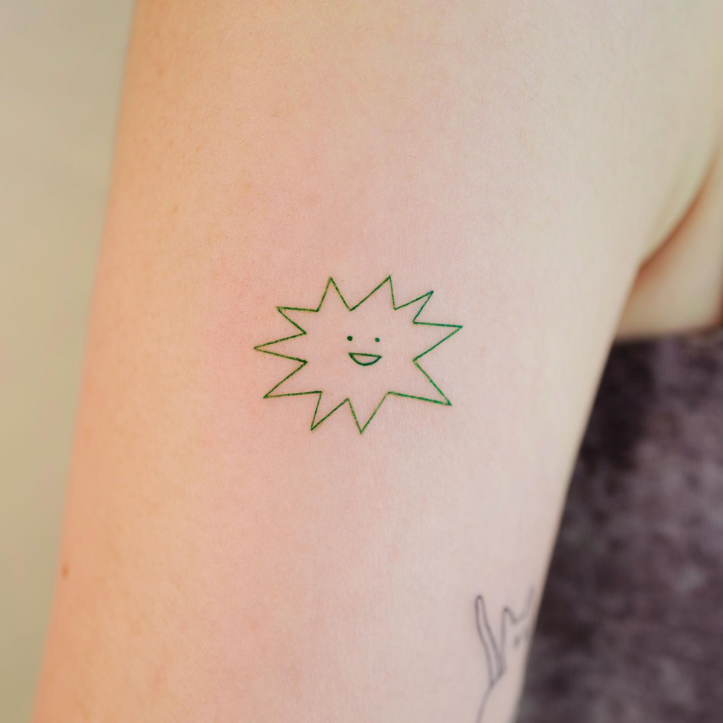 Tatuaje de pequeñas olas del océano