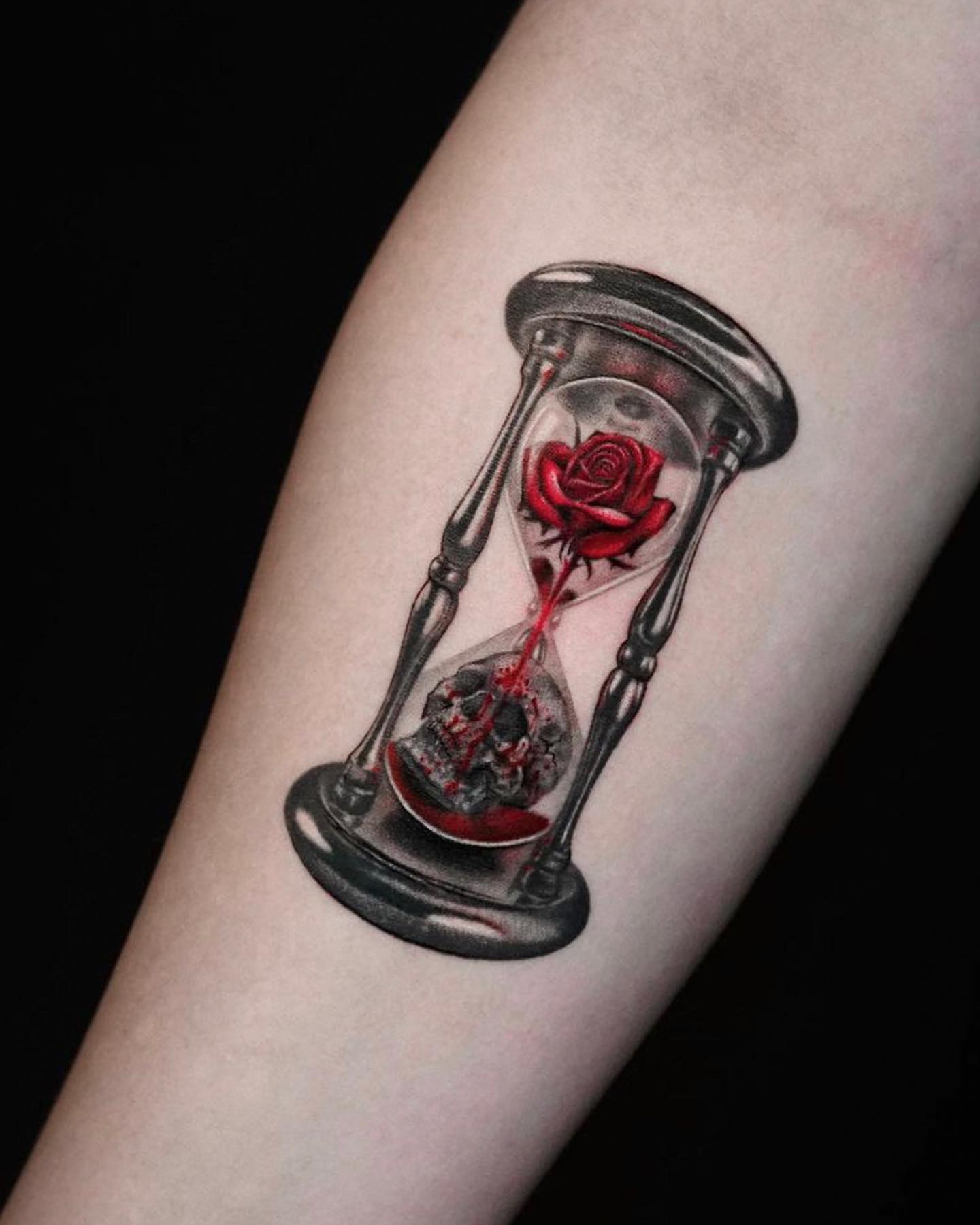 Tatuaje de reloj de arena.